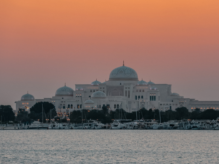 Abu Dhabi Skyline vom Wasser aus