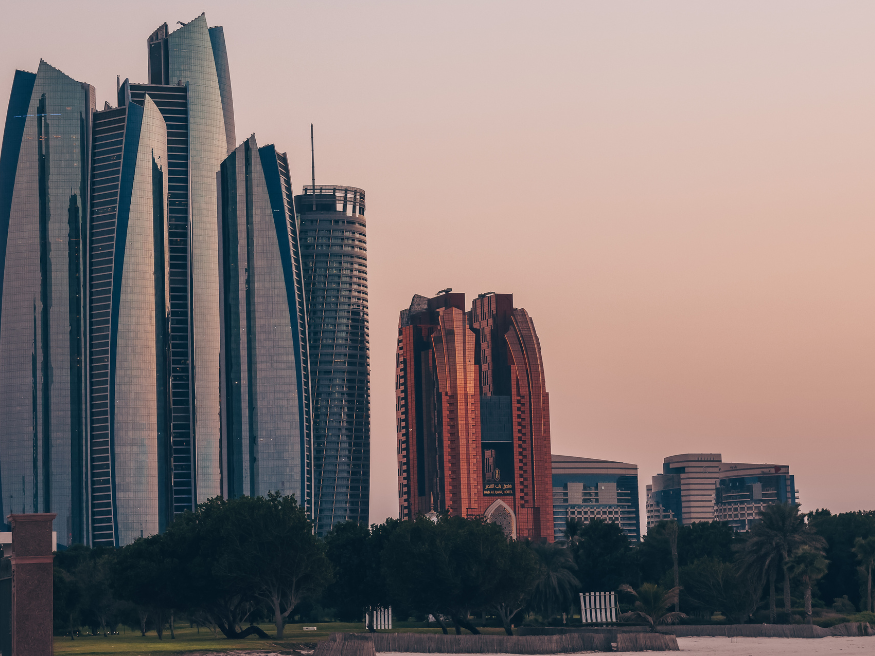 Reiseführer Abu Dhabi Skyline bei Sonnenuntergang genießen