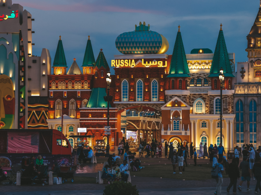 Global Village Dubai bei Nacht