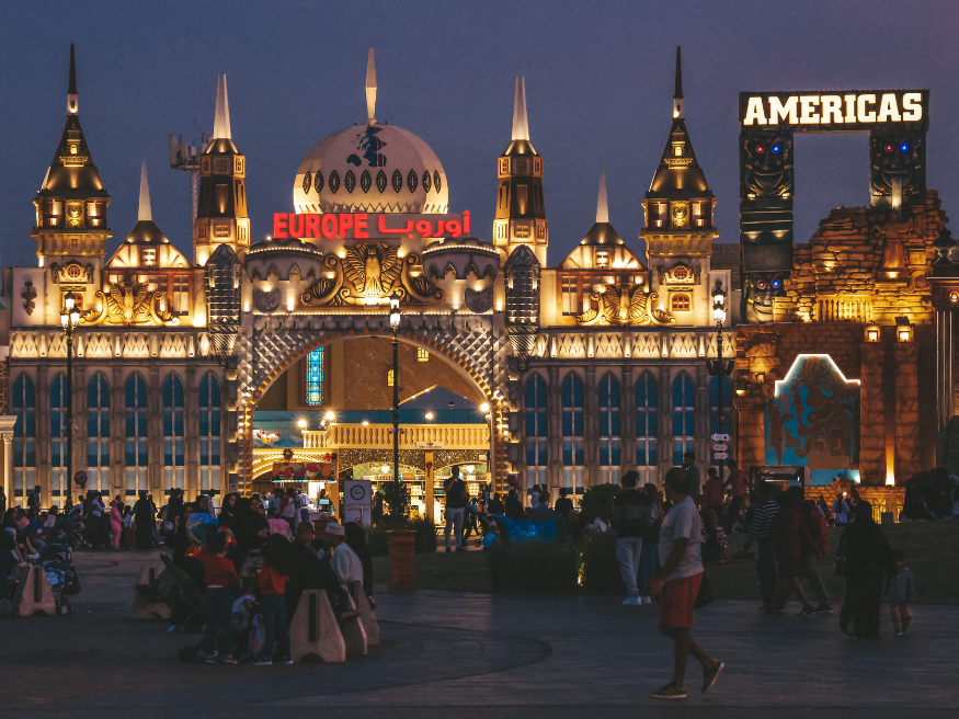 Global Village Dubai beleuchtet nachts